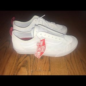 Leila Hurst Decon 36 vans